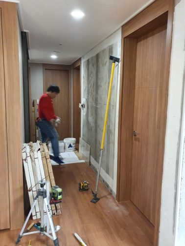 복도벽면 타일작업 시작