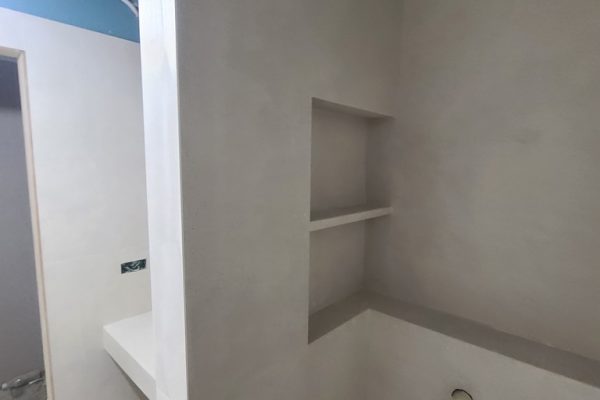 타일선반이 갖춰진 샤워부스 파티션