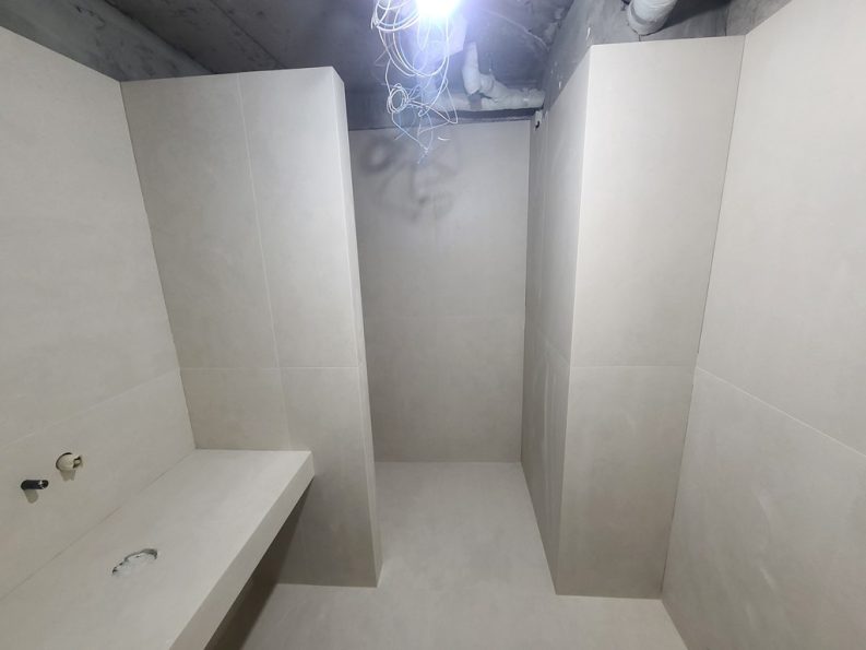 세련되게 마감된 샤워부스와 파우더테이블을 갖춘 안방욕실