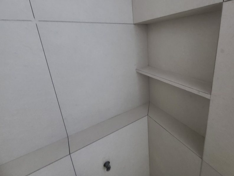 타일로 만든 파티션안의 내 부타일 선반