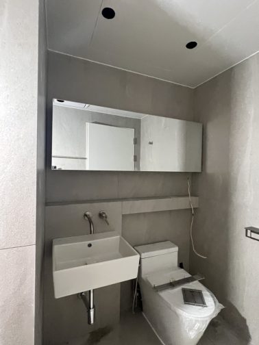 타일로 마감한 샤워부스파티션 그리고 젠다이가 있고 세면대와 변기가 놓여있는 1200 x600 포쉐린타일로 꾸민 욕실