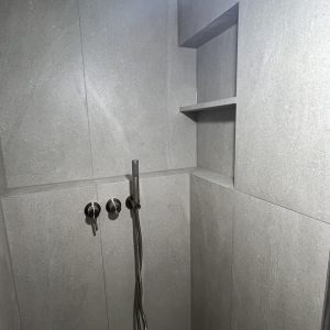 1200 x600 포쉐린타일로 꾸민 샤워부스 내부, 타일로 마감한 샤워부스 파티션에 선반을 만들어 보다 더 실용성 높임