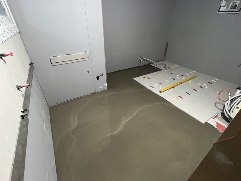 바닥하지면 상태가 불량으로 인한 수평몰탈 미장작업