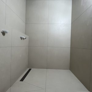 공용욕실의 심플한 디자인과 디테일