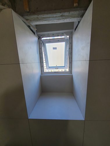 욕실의 창가의 공간을 최대한 타일로 선반을 제작