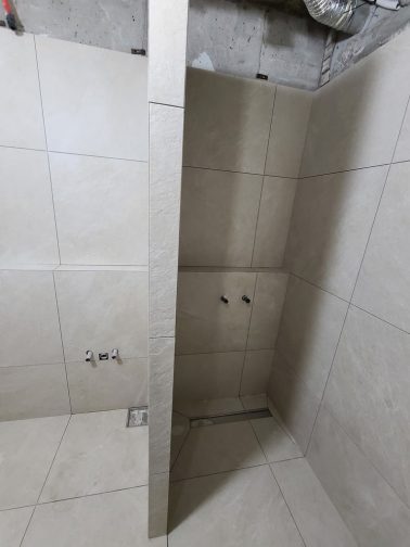 벽끝에서 끝까지 수평으로 이어진 타일로 마감된 젠다이 
