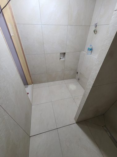 샤워부스내 단차를 최소화 한 타일시공