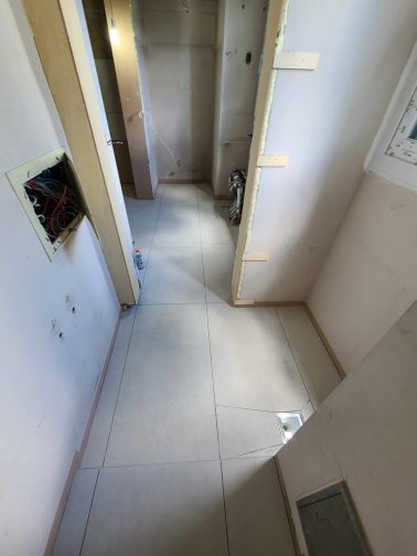 주방에서부터 쭉이어져 오는 1200x600 베란다 바닥타일