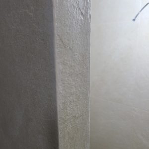 타일의 텍스쳐와 엠보싱이 상당한 600 x 600 포쉐린타일