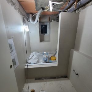 타일로 만든 욕조파티션을 만들고 그 안에 기성품 대형욕조를 놓은 안방욕실