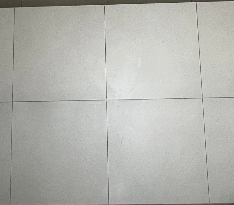 욕실 리모델링에서 선호도가 높은 아이보리 빛깔의 600각 포쉐린타일