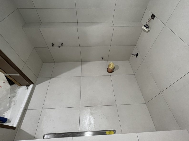 아이보리 빛깔의 600각 포쉐린타일