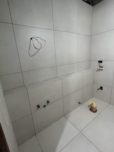 벽에서 벽까지 이어지는 일자 젠다이로 더 깔끔하게 마감