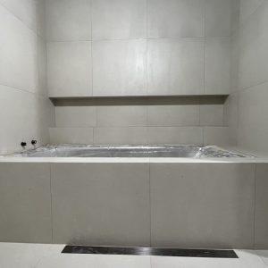 600각 타일로 웅장한 느낌이 나는 욕조부분