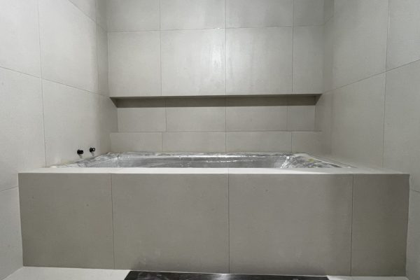 600각 타일로 웅장한 느낌이 나는 욕조부분