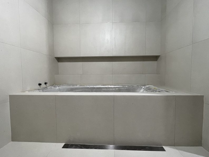 600각 타일로 웅장한 느낌이 나는 욕조부분