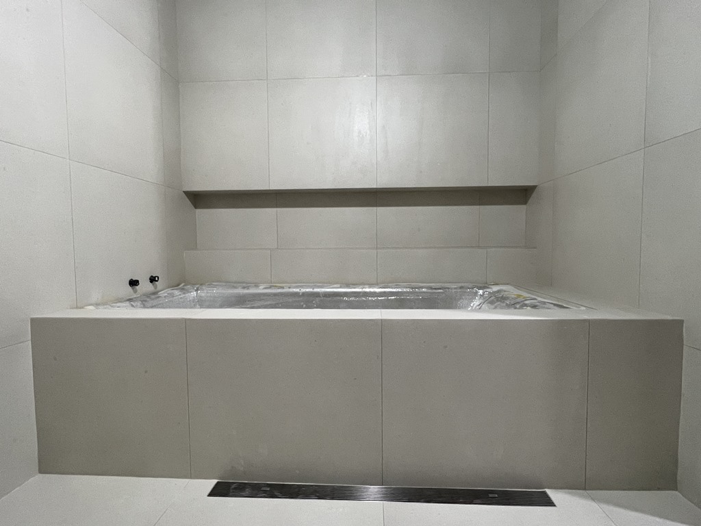 600각 타일로 웅장한 느낌이 나는 욕조부분