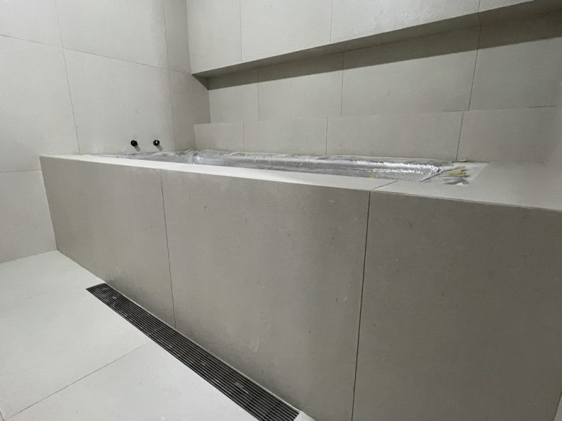 타일작업이 마무리된 공용욕실 욕조 날개