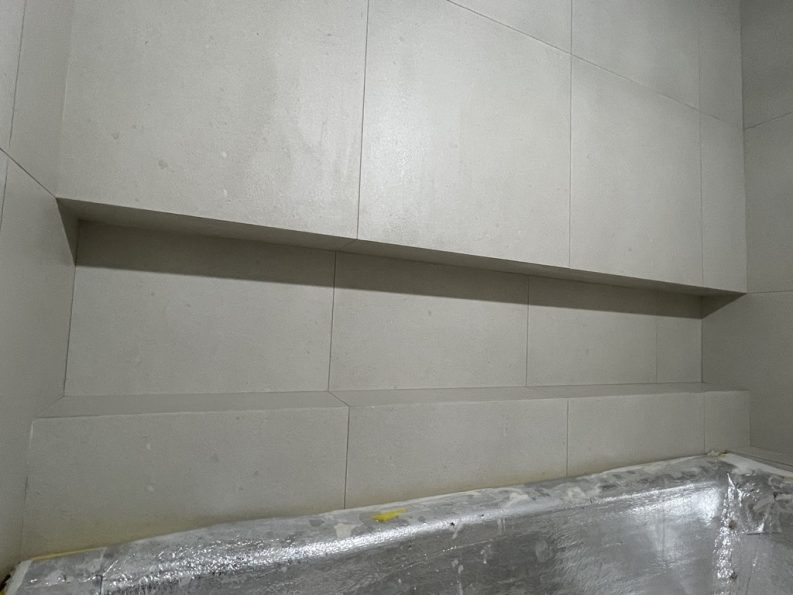 벽에서 벽까지 이어지는 선반으로 실생활 편리