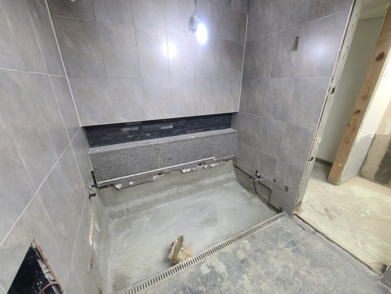철거된 욕실의 욕조자리 부분