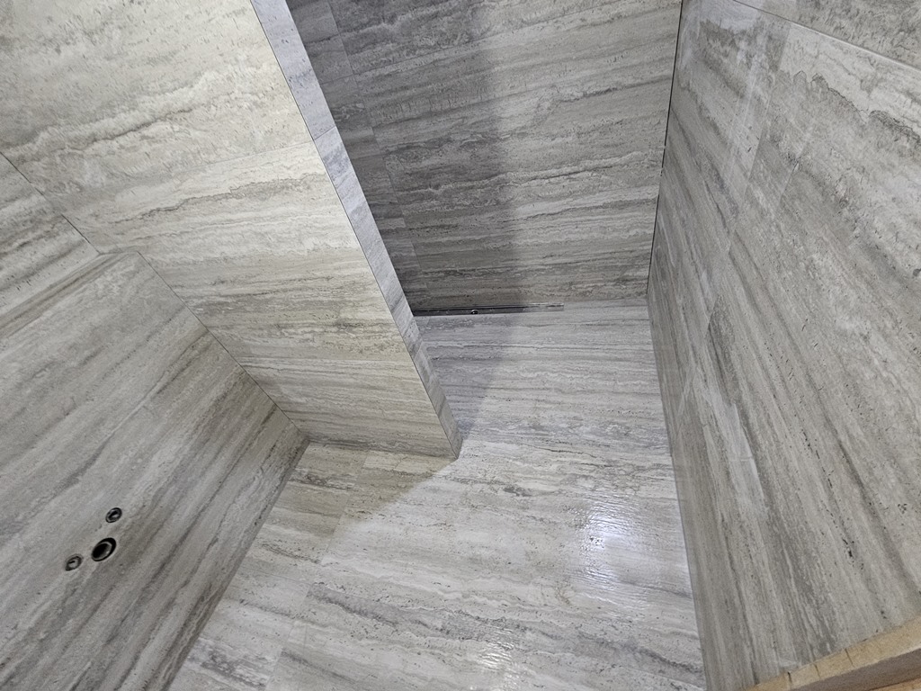 샤워부스 내부와 외부의 모습