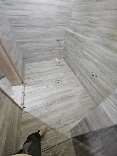 타일 한 장 두께로 만든 샤워부스 단차