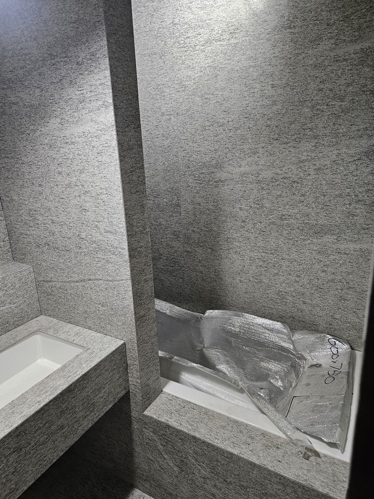 욕조 테두리 날개를 타일로 마감한 욕실 타일