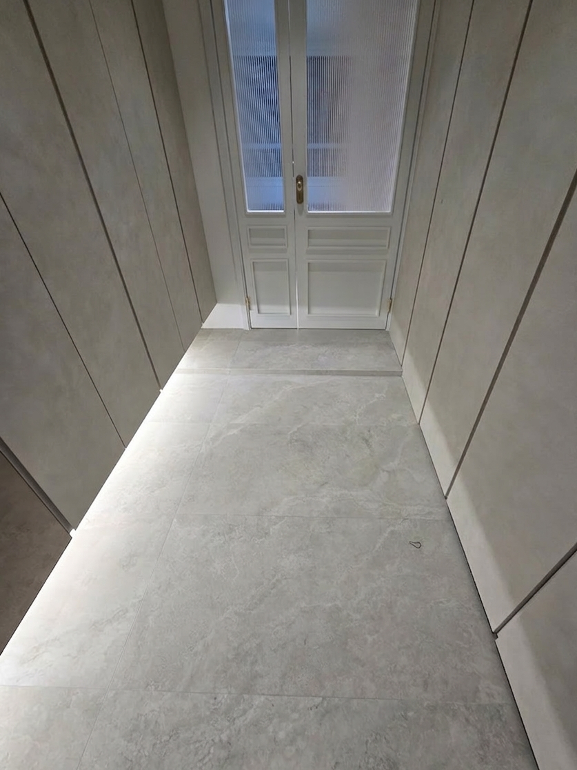 수원 인계동 한화꿈에그린 아파트 현관 1200x600 트래버틴 느낌 포세린 타일 시공 모습