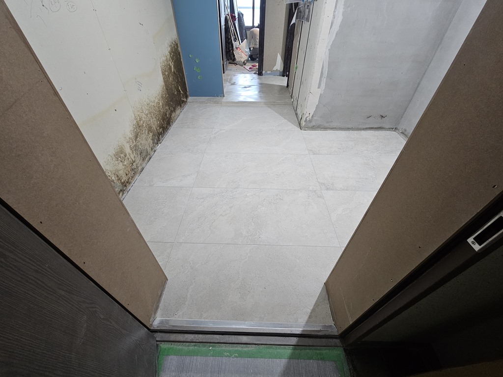 1200x600 포세린 타일을 가로 방향으로 시공해 현관이 넓어 보이는 모습