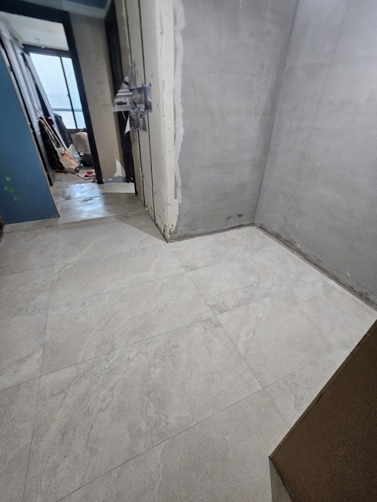 현관 펜트리 공간 바닥까지 동일한 포세린 타일로 마감한 모습