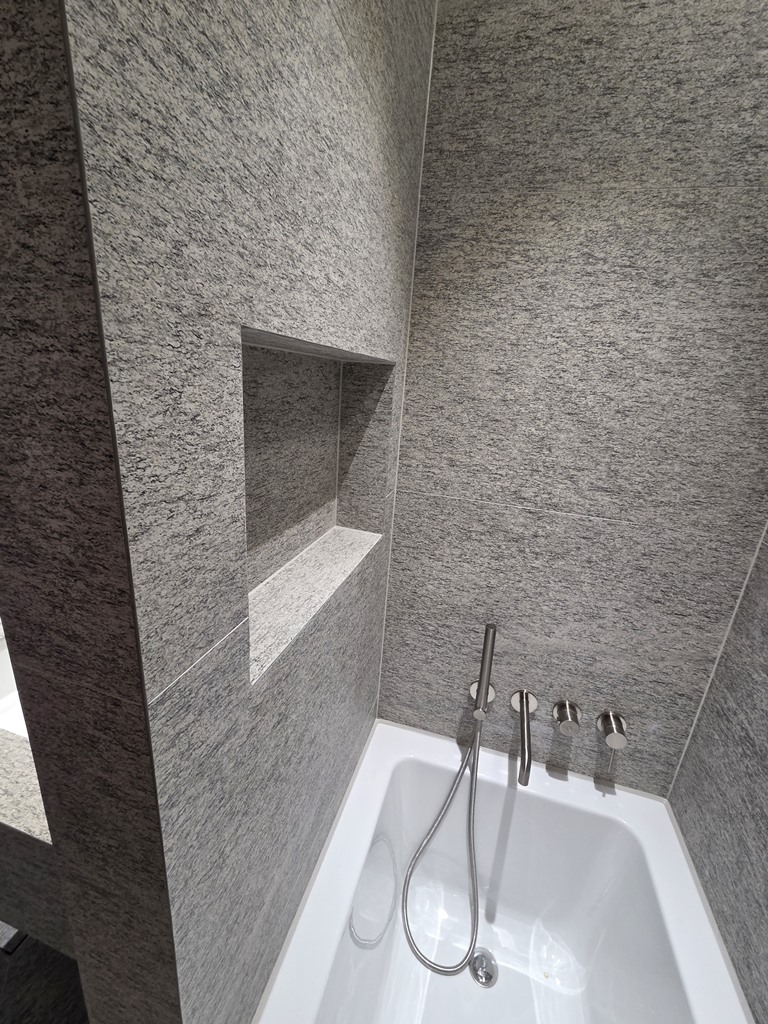 욕조 파티션 벽면에 만든 타일 니치 선반과 1200x600 포쉐린타일 마감