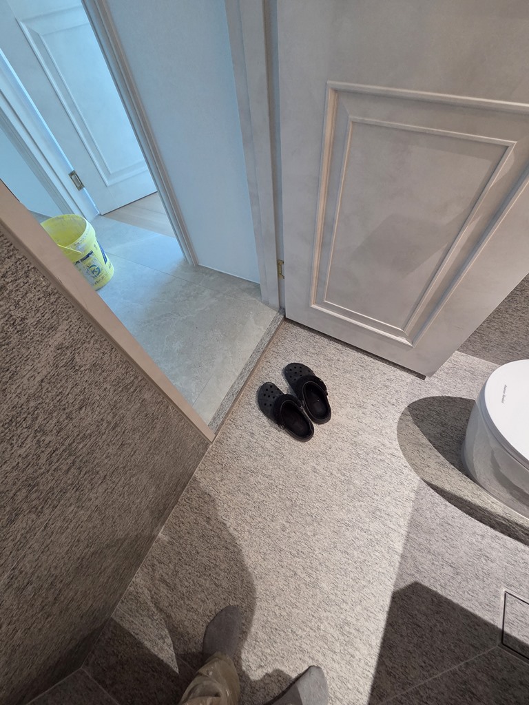 거실 타일과 높이를 맞춘 욕실 입구 타일 문턱 마감