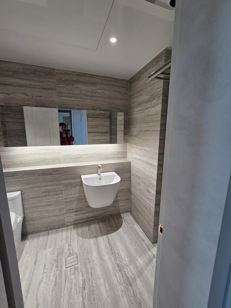 간접조명이 들어간 안방욕실 수건장 공간