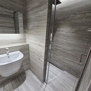 석재 패턴 타일로 만든 안방욕실 타일 파티션