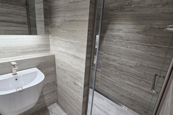 석재 패턴 타일로 만든 안방욕실 타일 파티션