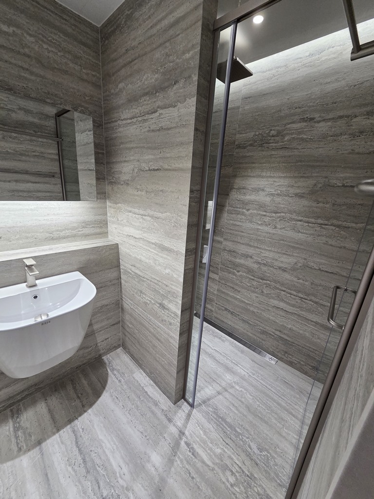 석재 패턴 타일로 만든 안방욕실 타일 파티션