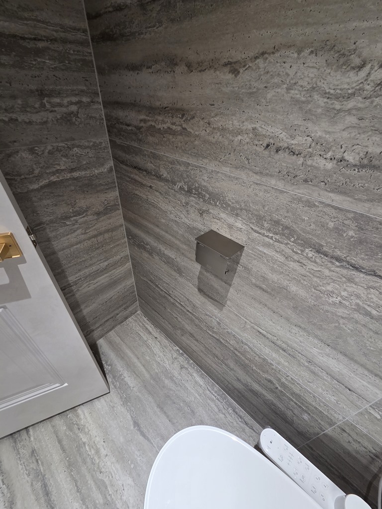 브러시드 니켈 휴지걸이와 석재 패턴 타일