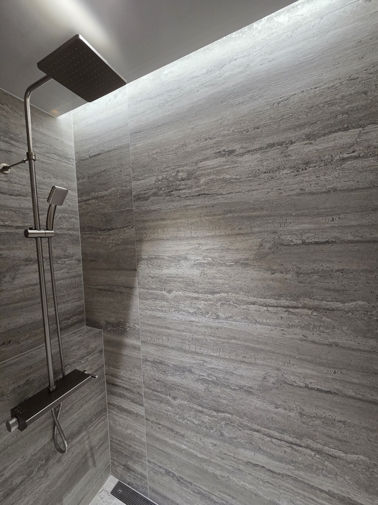 간접조명이 설치된 안방욕실 샤워공간