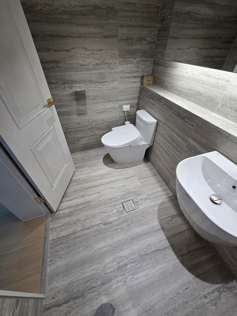 안방욕실 변기 벽면