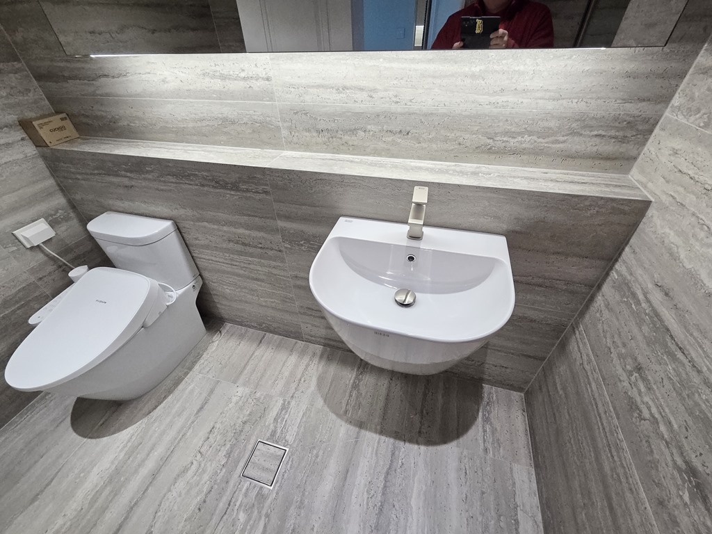 졸리컷으로 마감된 안방욕실 타일 젠다이