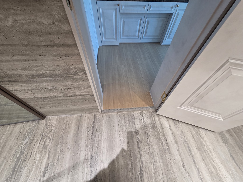 안방 마루 높이에 맞춘 욕실 입구 타일 문턱