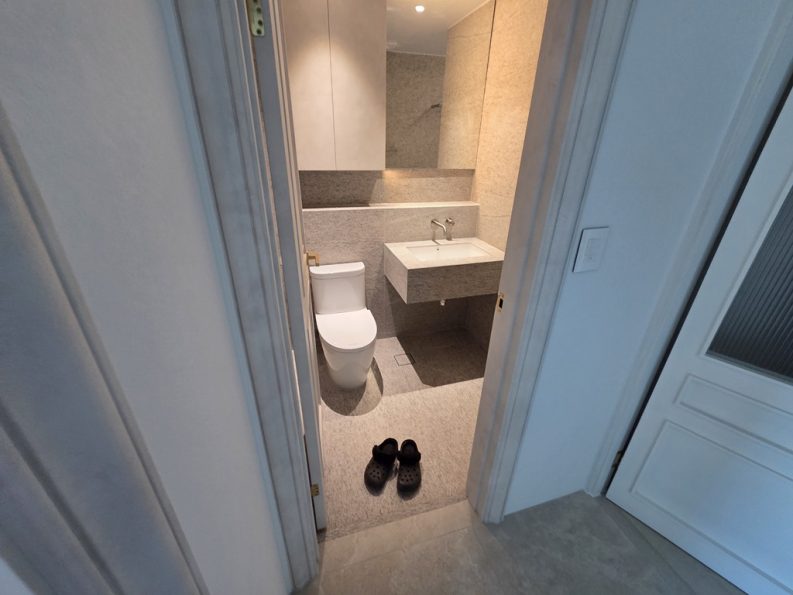 수원 인계동 한화 꿈에그린 공용욕실 완성 모습 타일세면대와 욕조 공간