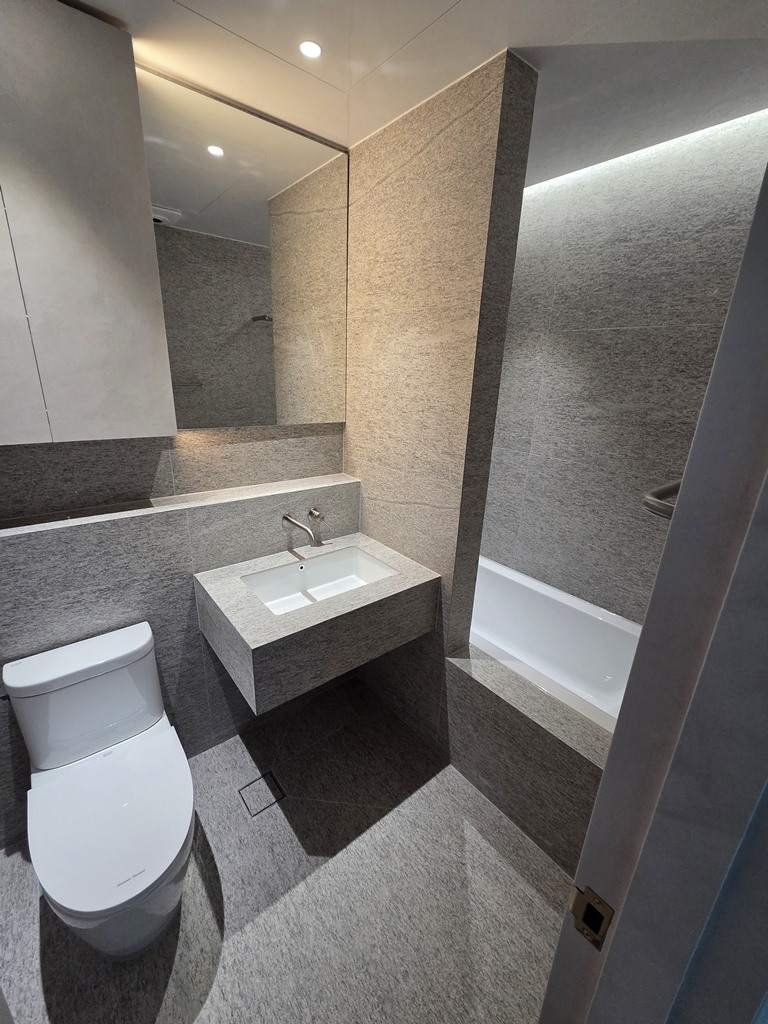 수원 인계동 한화 꿈에그린 공용욕실 1200x600 포쉐린타일 시공 타일세면대와 욕조 파티션 구조