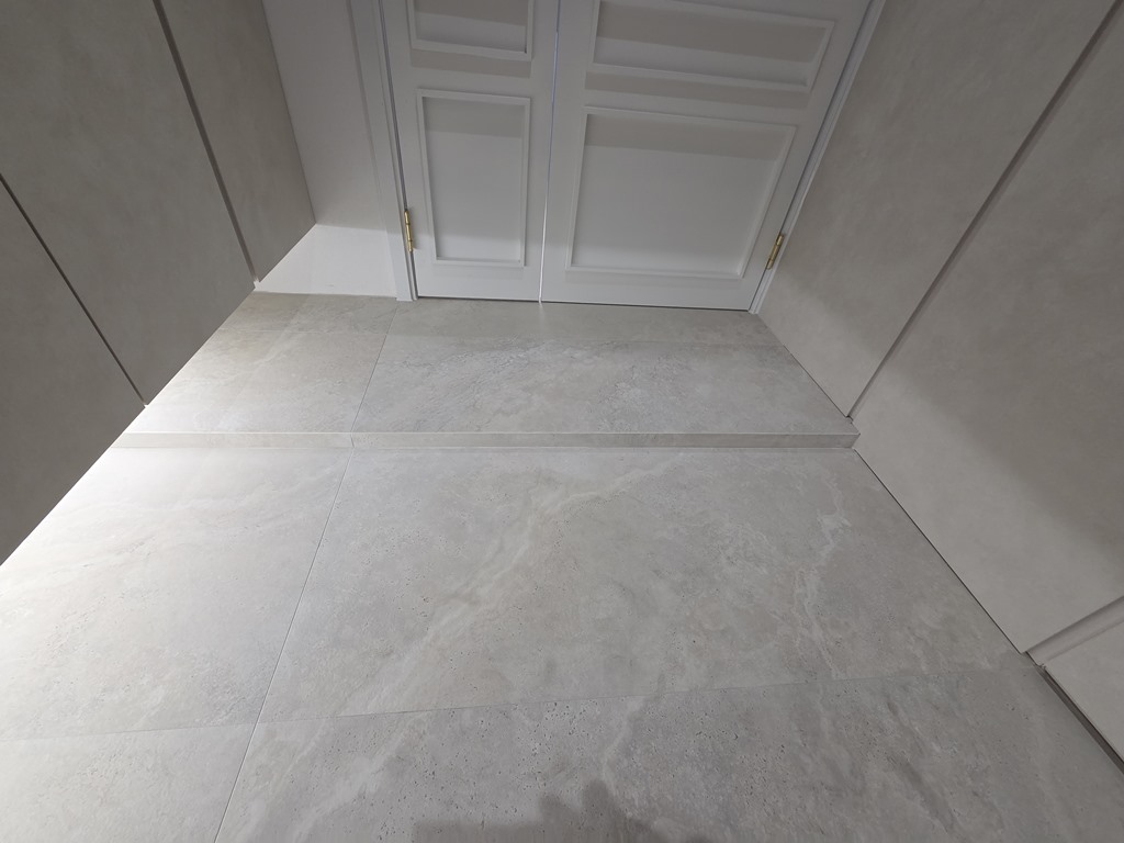 현관 중문 앞 타일 디딤판을 졸리컷으로 마감한 모습