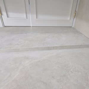 타일 디딤판 졸리컷 코너를 레진으로 마감해 내구성을 높인 모습