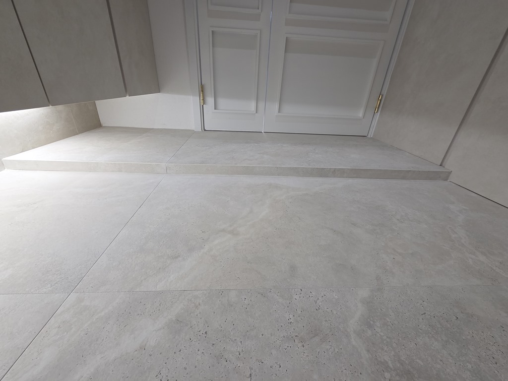 띄움 신발장 하부를 타일 걸레받이로 마감한 현관 모습