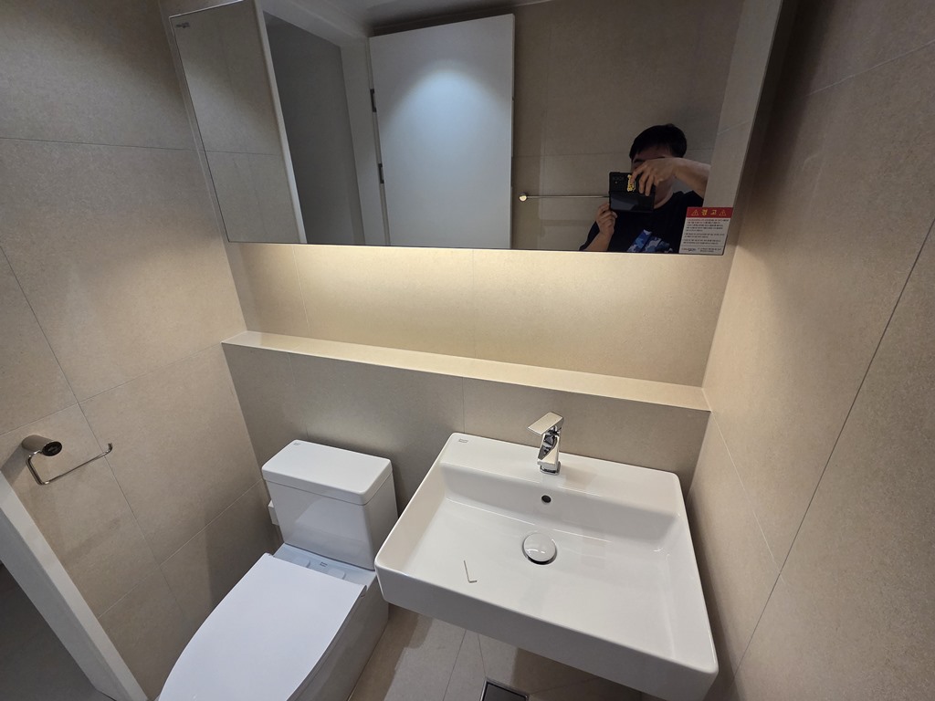 간접조명이 적용된 젠다이와 수건장 모습