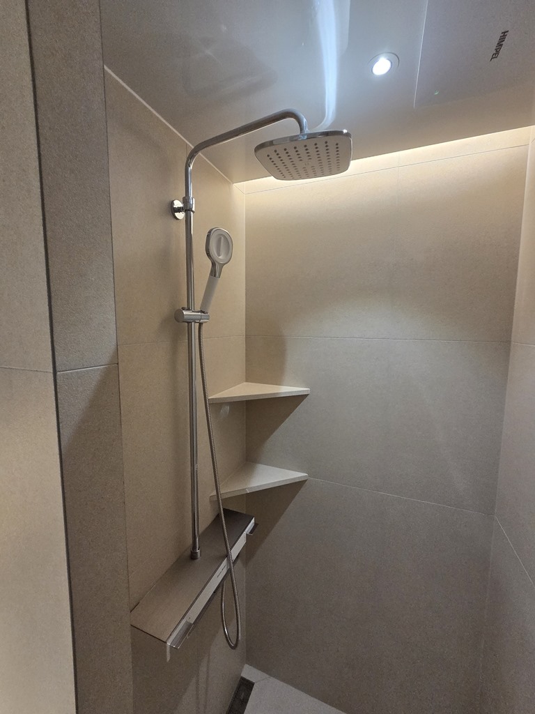 샤워부스 내부 삼각 타일선반 시공 디테일