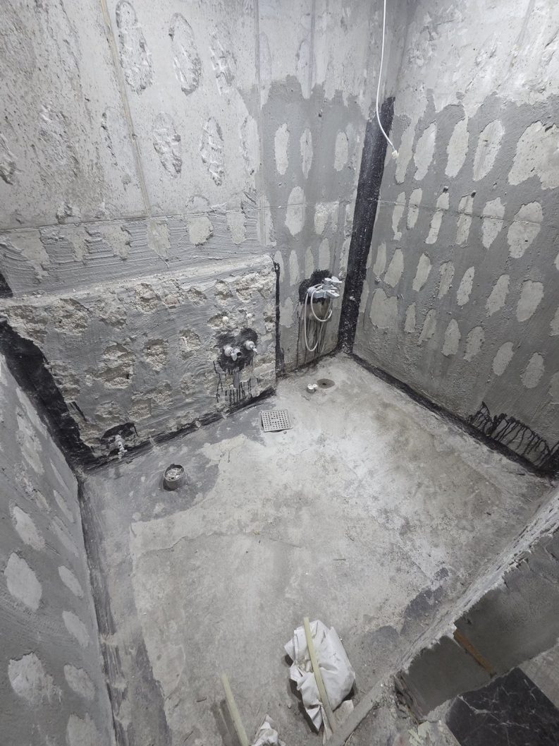 장위동 꿈의숲대명루첸 공용욕실 철거 후 욕조 자리와 젠다이 벽면 상태