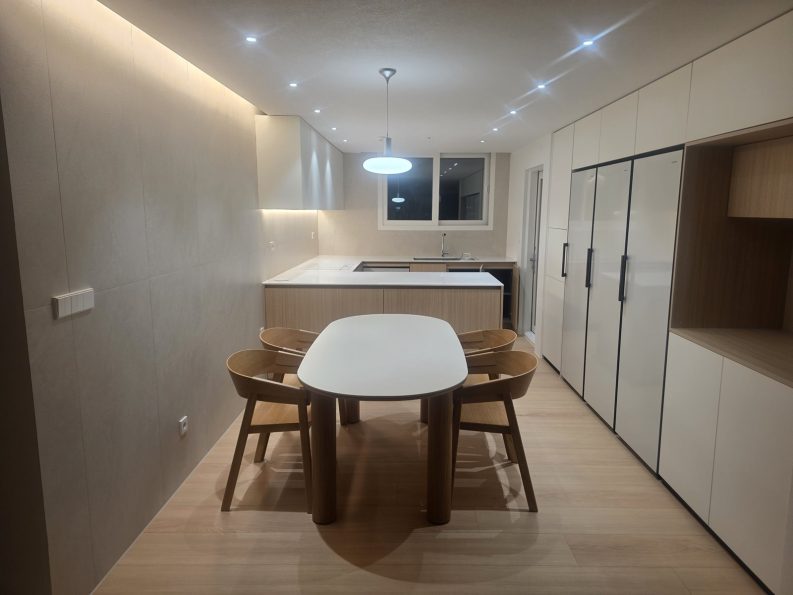 장위동 꿈의숲대명루첸 주방 1200x600 포세린 타일 시공 완성 모습